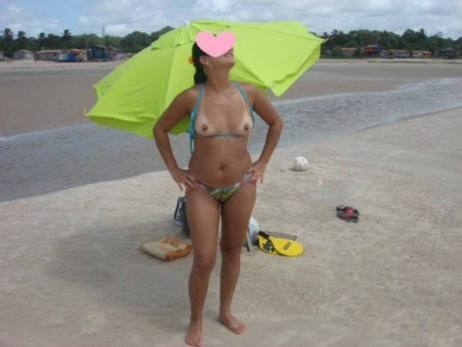 Esposa gostosa nua na praia